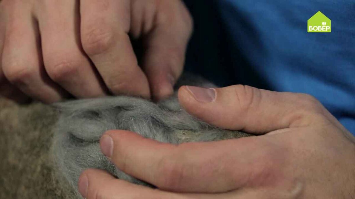 Обратите внимание: шерсть должна выходить за края дырки, потому что именно за них и будет держаться заплатка.
