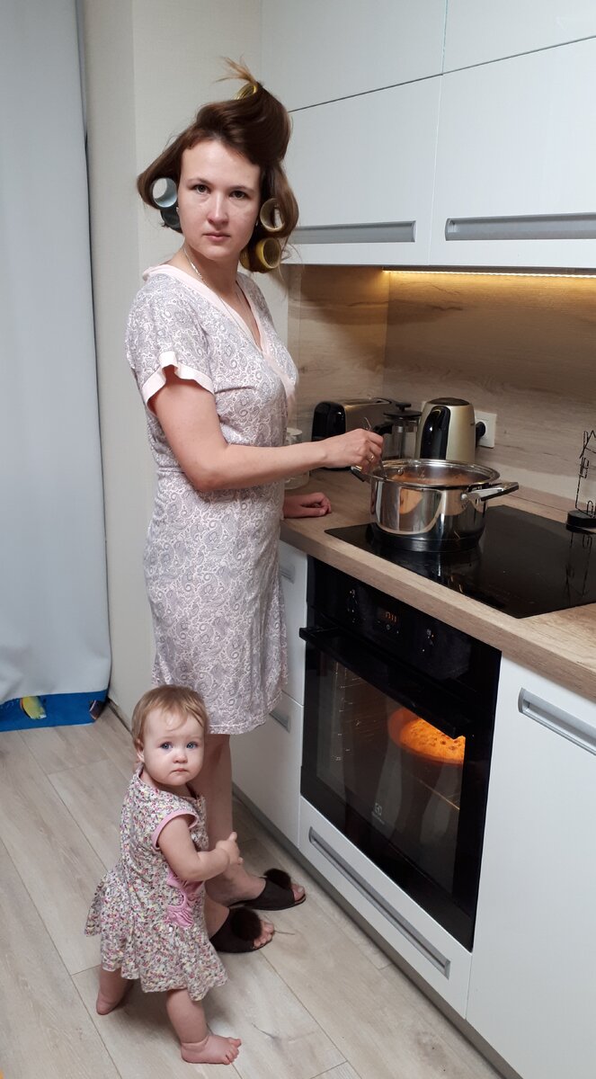 Удивительно, как дочка копирует маму