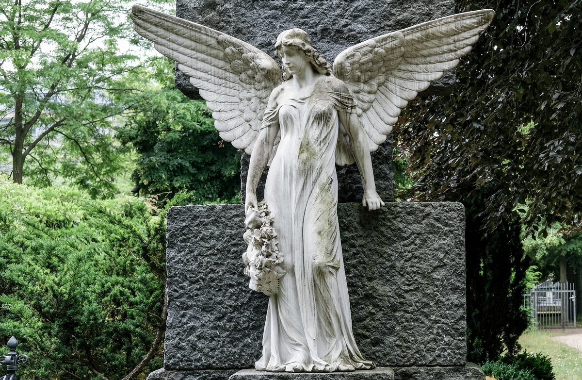 Как найти могилу на кладбище по фамилии покойника?