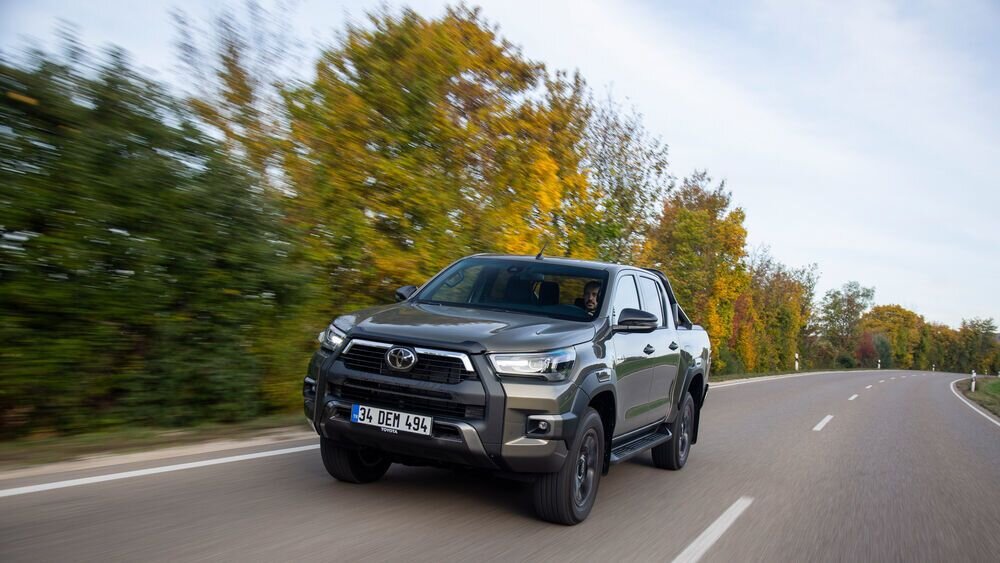 Toyota Hilux: мощная решетка радиатора, переработанные бамперы, по желанию светодиодная оптика спереди и сзади, а также чёрные алюминиевые 18-дюймовые диски.