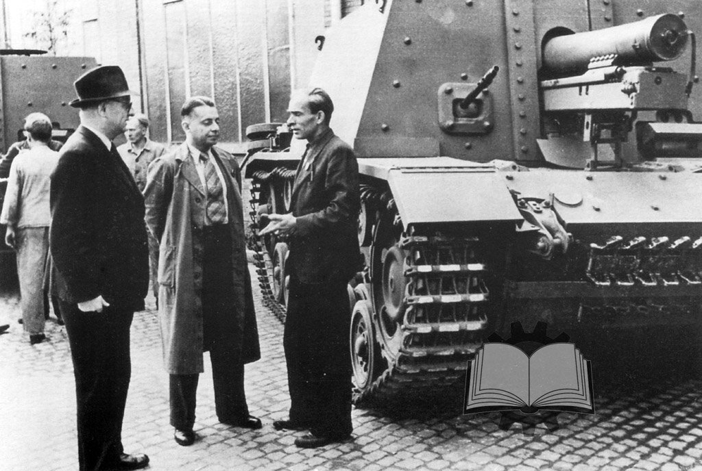 На изготовление StuIG 33 шли ремонтные шасси StuG III.