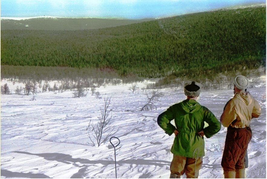 Точно по центру. Это всего лишь цветной ремейк. Как доказательство не годится, только для наглядности.https://sledopyt1959.mybb.ru/viewtopic.php?id=128