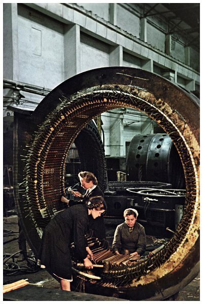 Бригада изолировщиц завода «Уралэлектроаппарат»: Аня Хромцова, Сима Первушина и Нина Маклакова за изолировкой статора синхронной машины. Алексей Гостев, 1950 год, г. Свердловск, МАММ/МДФ.