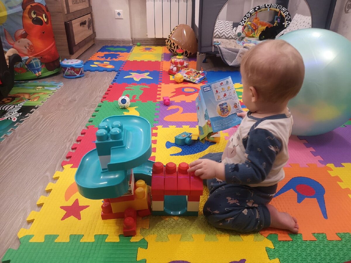                                  Сашке 11 месяцев. Ты ведь инженер, и этим все сказано!!!:)