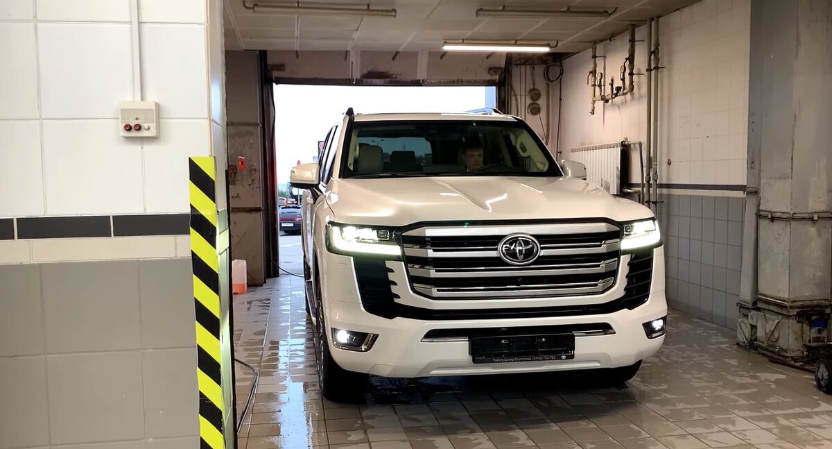 Toyota Land Cruiser 300