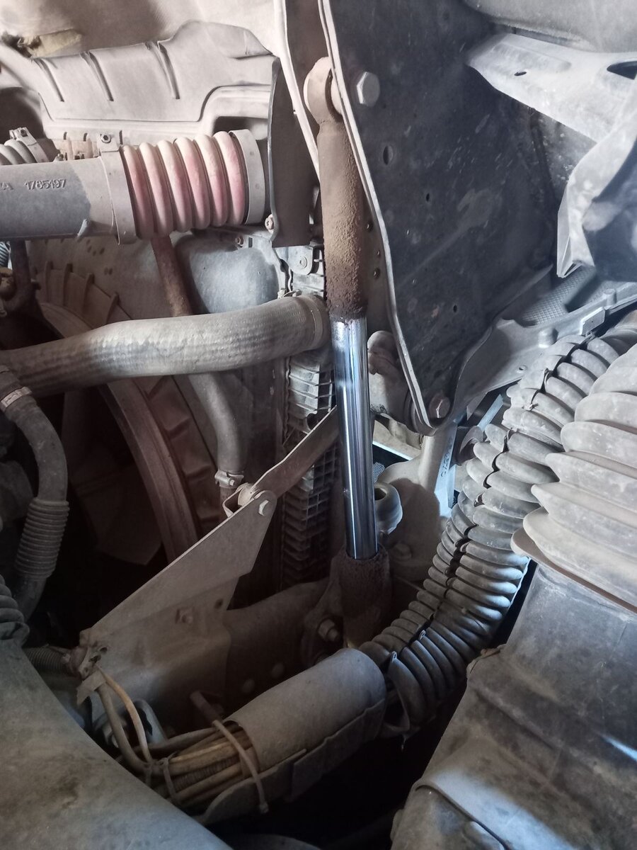 Фото цилиндра на машине занимающейся грузоперевозками