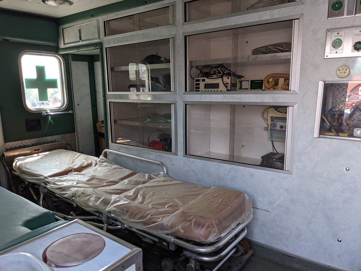 внутреннее оборудование американской скорой помощи Ford e350