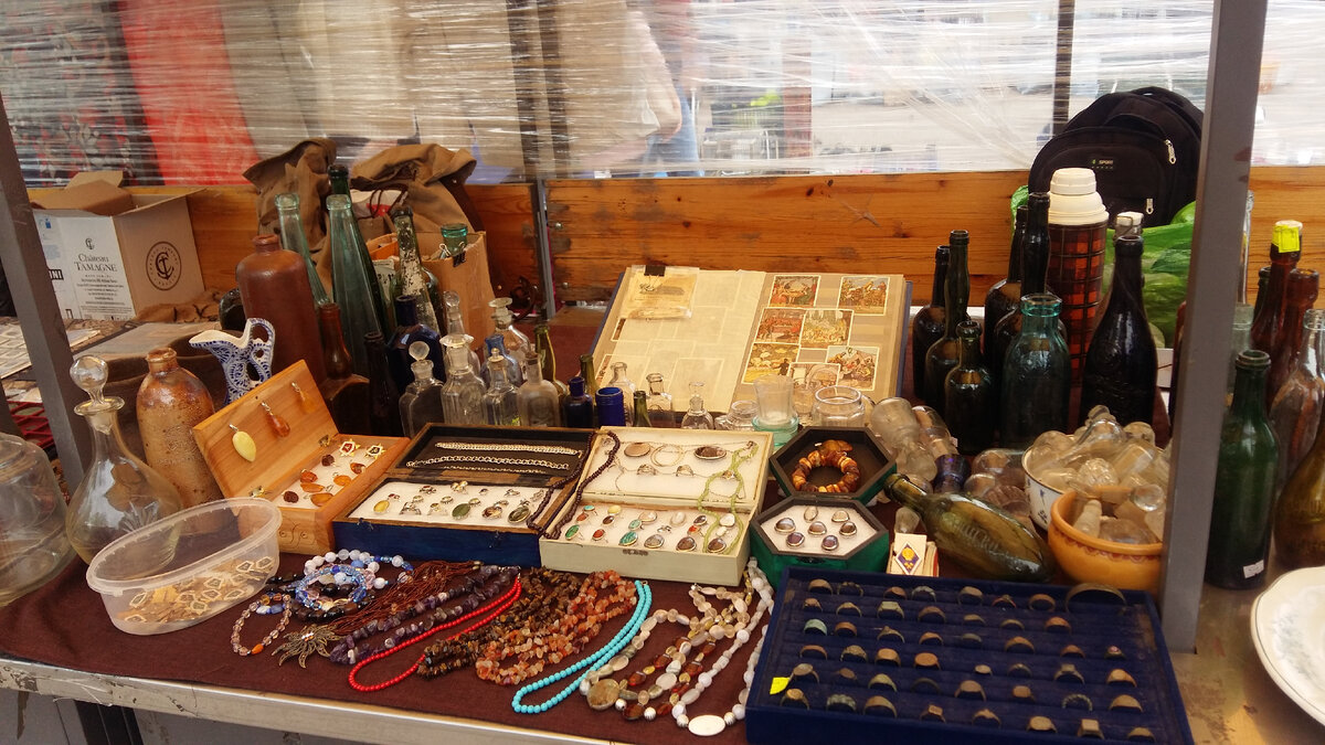 Есть на Удельной барахолке местечко где помимо серебра с натуральными камнями можно приобрести и старинное стекло.Ассортимент не залёживается и обновляется каждую субботу.