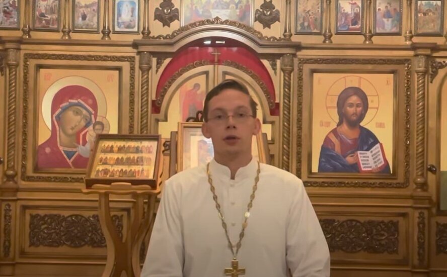 Мои знакомые ревнители тут же отметили два обстоятельства. Без бороды и неканонично молод
