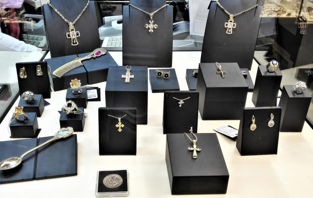 Религиозные ложки и религиозные расчески в церковной лавке Сретенского монастыря.