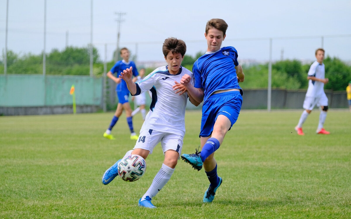 Школьники играют в футбол. Источник: rfs.ru