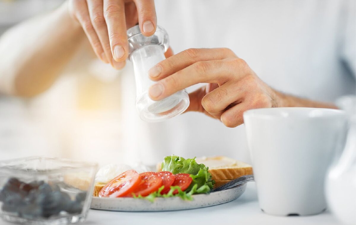 питание. нужно ли подсаливать еду. солить еду. соль в кулинарии. солить еду.