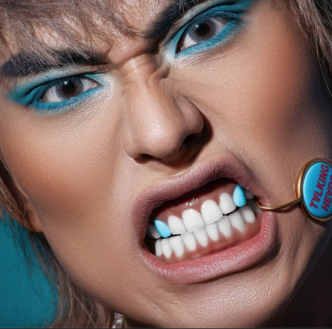 Красивые ровные белые зубы. Покрасить зубы. Краска для зубов. Продукты красящие зубы. Черные зубы азиатка.