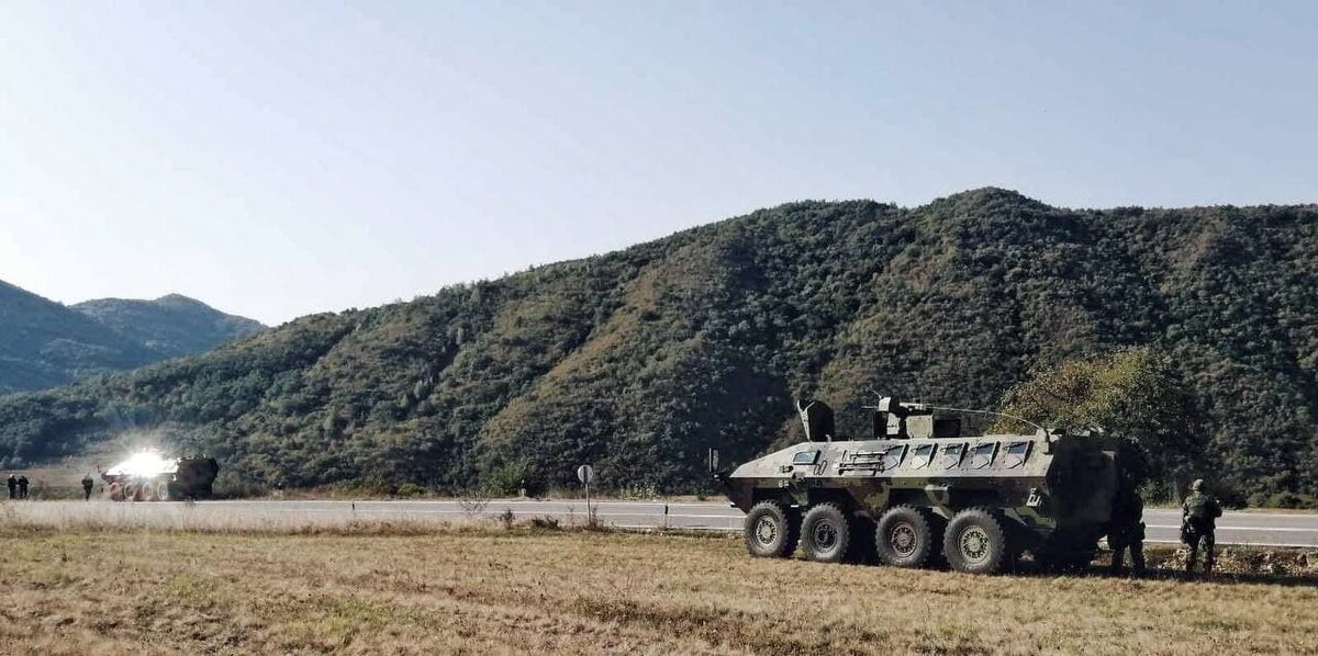 Сербские БТР на границе с Косово