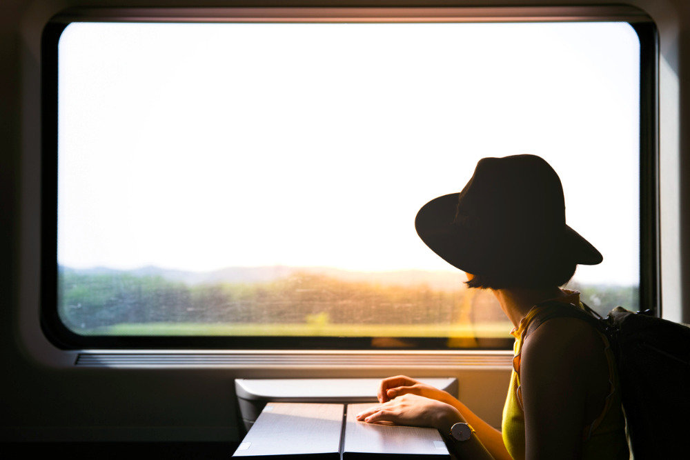 Девушка уезжает. Глядя в окно вагона. Красивые девушки в поезде. Окно вагона снаружи. Окно поезда.