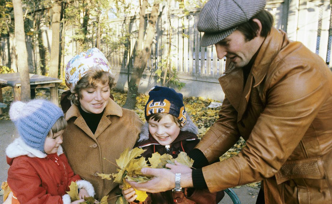 Хоккеист редко видел любимую жену и детей