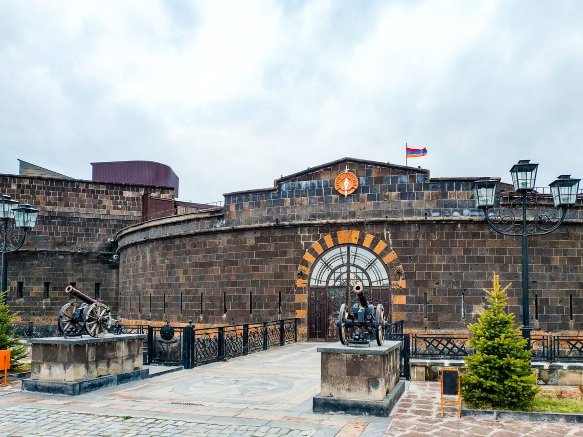 Черная крепость и поныне стоит в Гюмри 