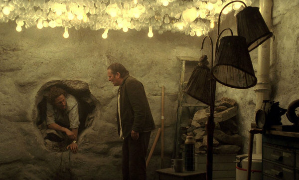 Кадр из фильма "Неуместный человек"