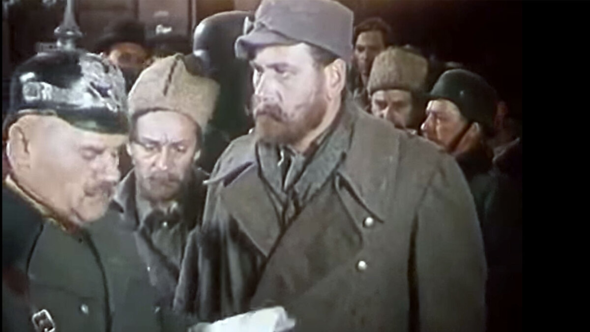 Кадр из фильма "Рожденные бурей". Могельницкий и Врона проходят немецкий пост.