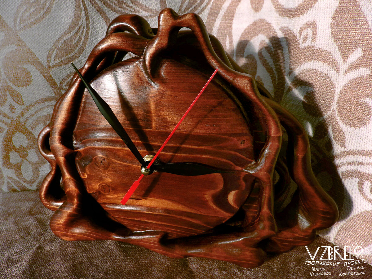 Настольные часы из сосны. Резьба, морилка, лак. 2015 год.