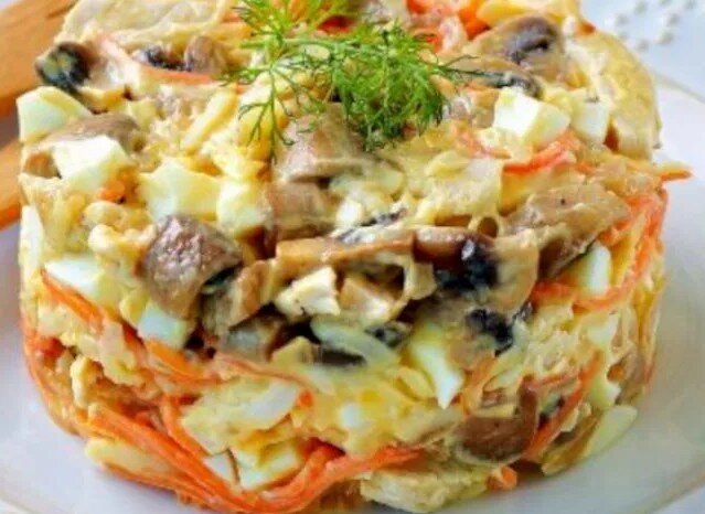 праздничны салат с курицей, грибами и морковью по корейски