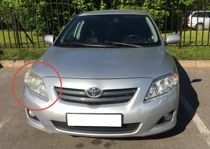 Обращайте внимание на фары: они должны быть в одинаковом состоянии. На фото левая фара мутная, а правая выглядит как новая — значит, правую заменили. Обычно так делают после ДТП