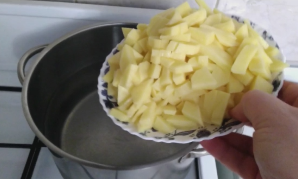 варим картошку.