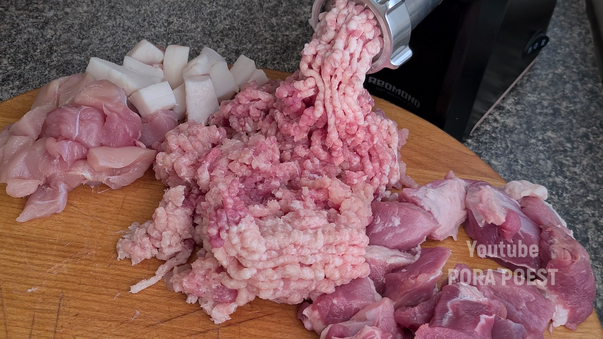 Все кроме лука перекрутить через мясорубку, используя среднюю решетку. Перекручиваю один раз. При желании и определенной сноровке, можно порубить мясо топориками, до состояния фарша. Но времени на приготовление естественно понадобится больше.
