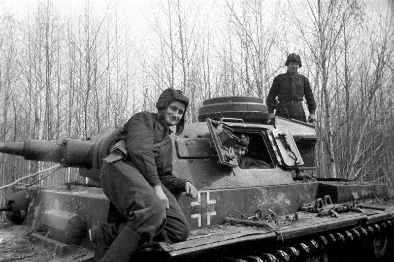 Танкисты 107-го отдельного танкового батальона на трофейном танке Pz. Kpfw. III, захваченным под Ленинградом.