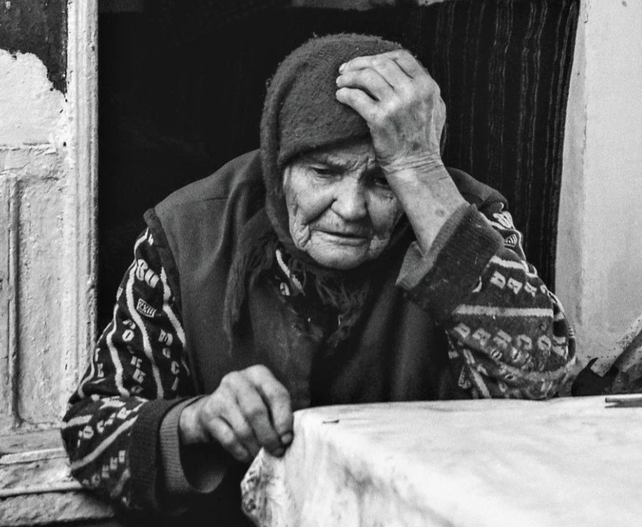 Покойная бабушка дает деньги. Бабушка плачет. Бедная бабушка. Нищая бабушка. Грустная бабушка.