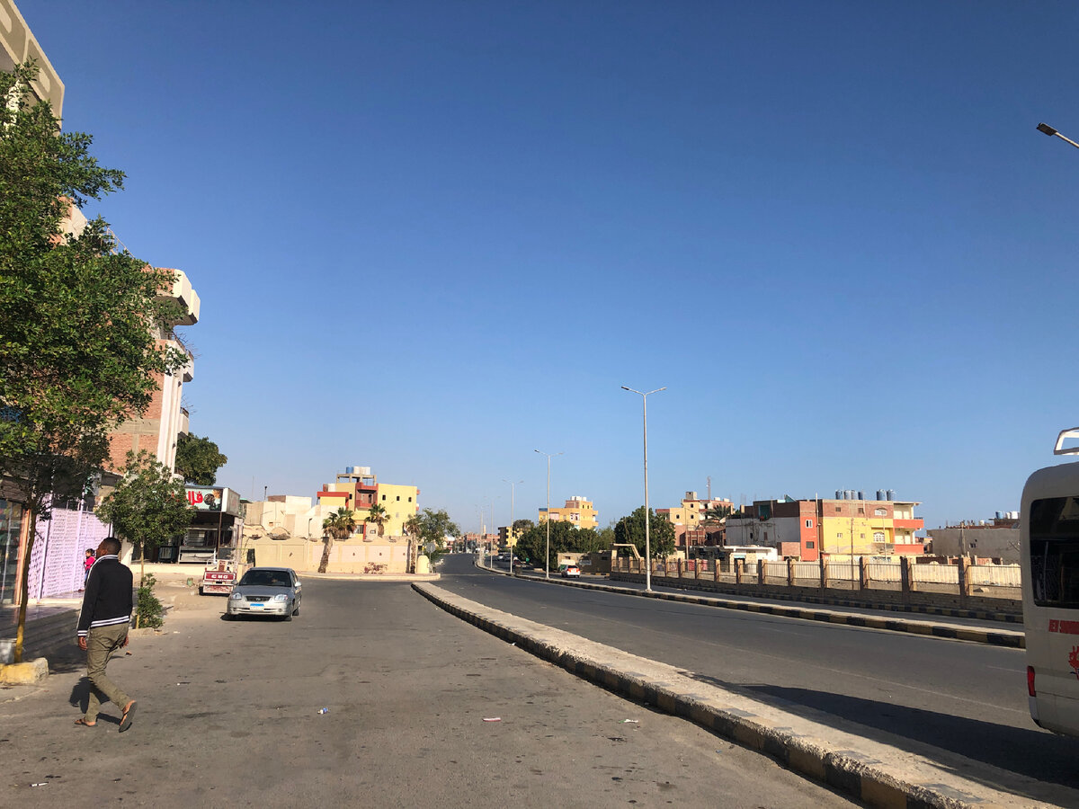 Обратите внимание на состояние дороги и количество машин.