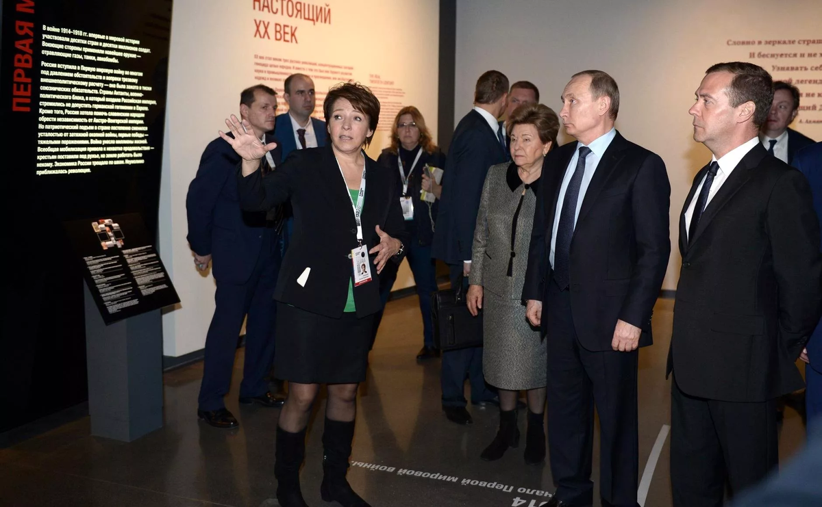 Татьяна Юмашева (Дьяченко) проводит экскурсию по Ельцин-центру для Путина и Медведева. 