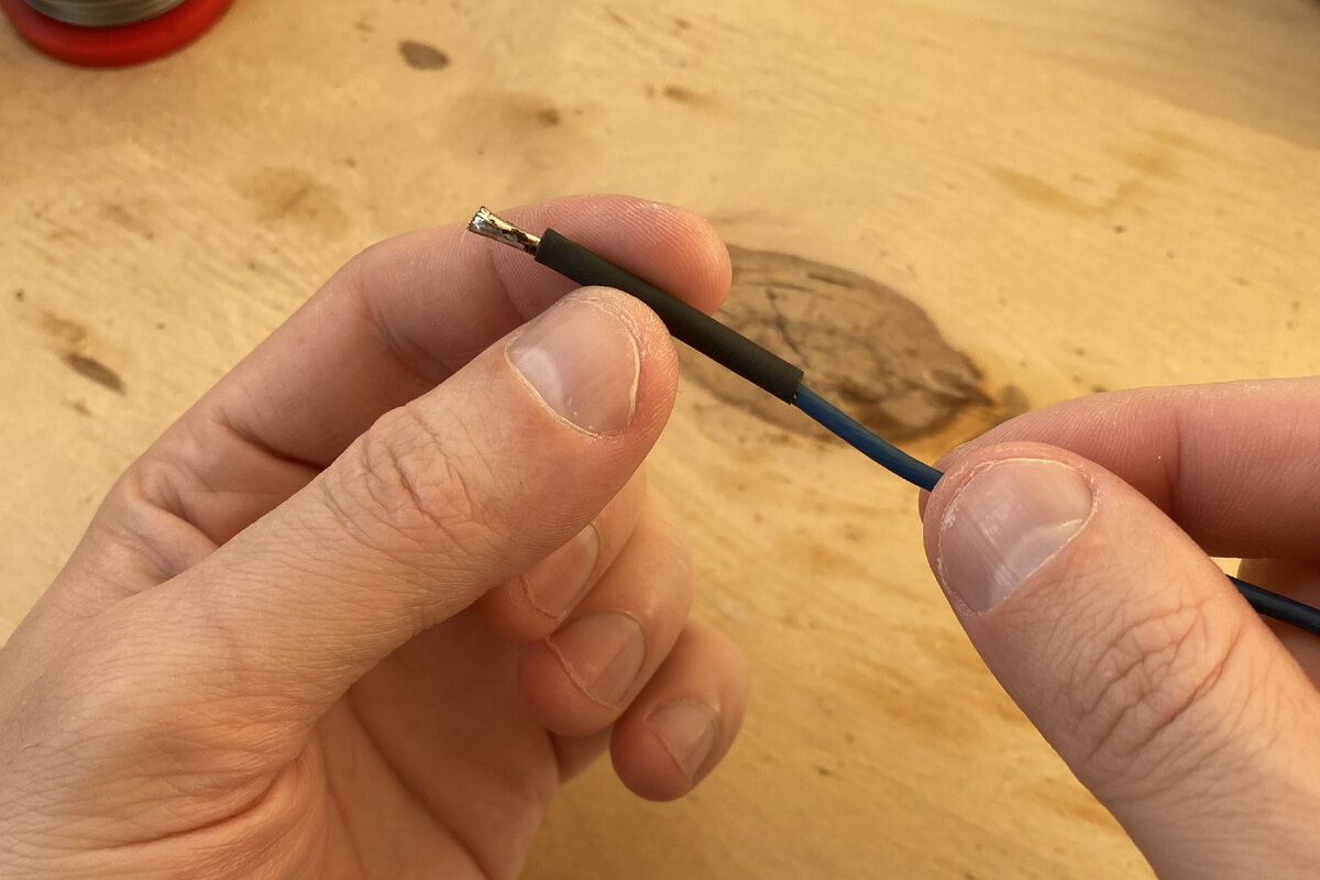 Термоусадка продевается без проблем.