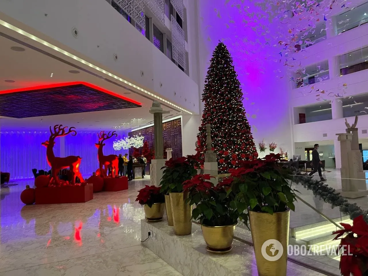 Праздничный декор в холе отеля Parklane Resort and Spa