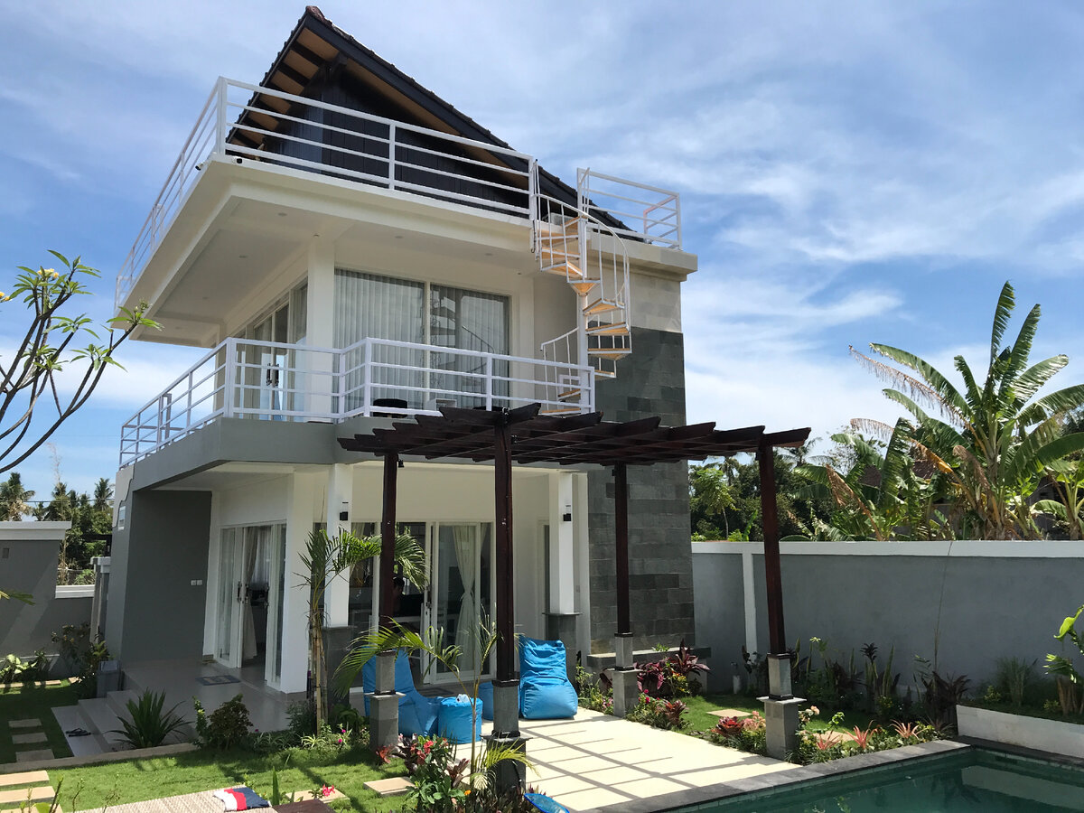 Двухэтажная односпальная вилла с бассейном