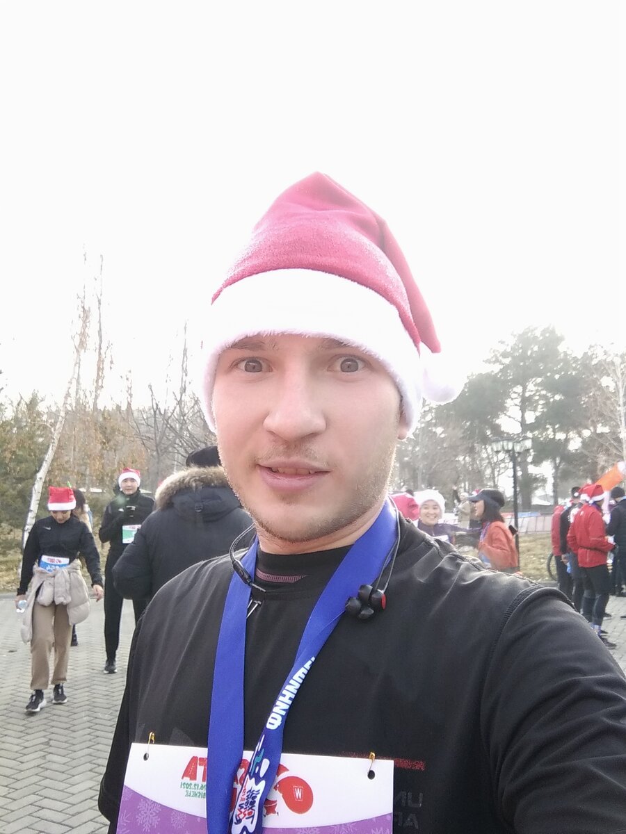 На забеге Santa Run, Бишкек, 26 декабря 21 года