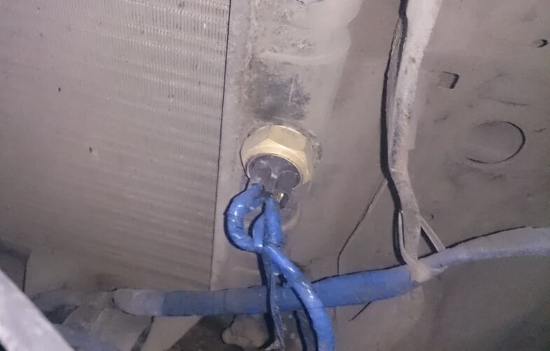 Отсоединила контакты с датчика, замкнула — вентилятор срабатывает. Проблем нет — новый датчик, ключ на 30 и готово.