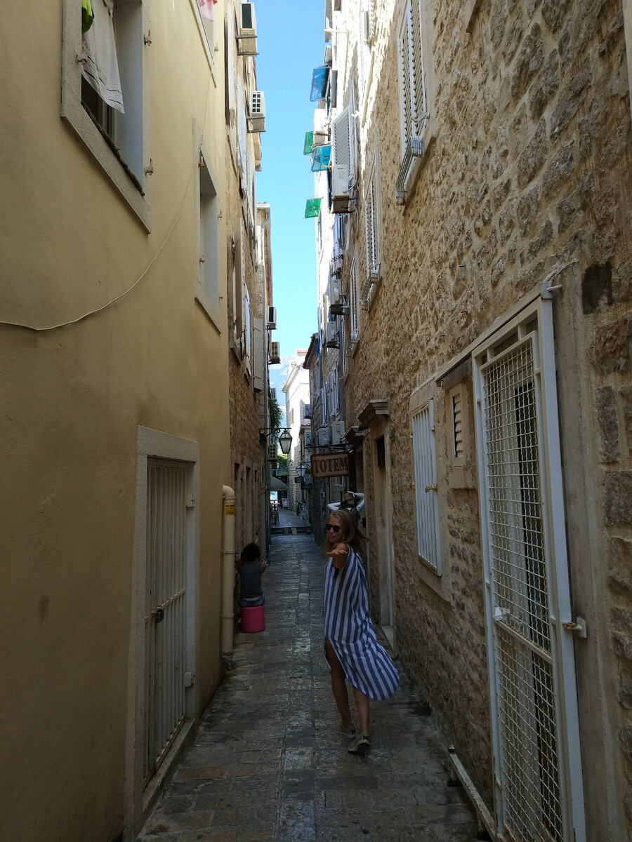 Конечно же посетили старую часть города с узкими улочками и колоритной архитектурой