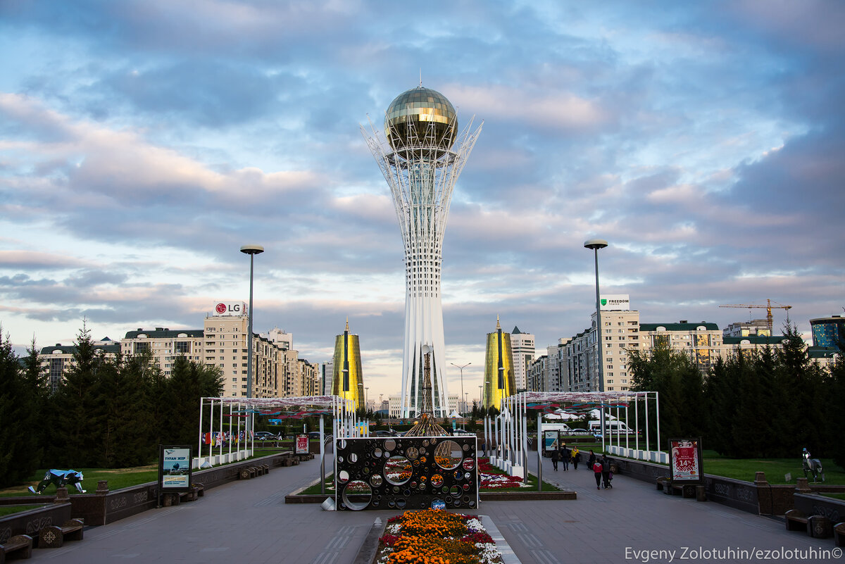 монумент байтерек. в каком году построили казахстан. город нур нурсултан. в каком году построили казахстан. байтерек нур-султан (астана).