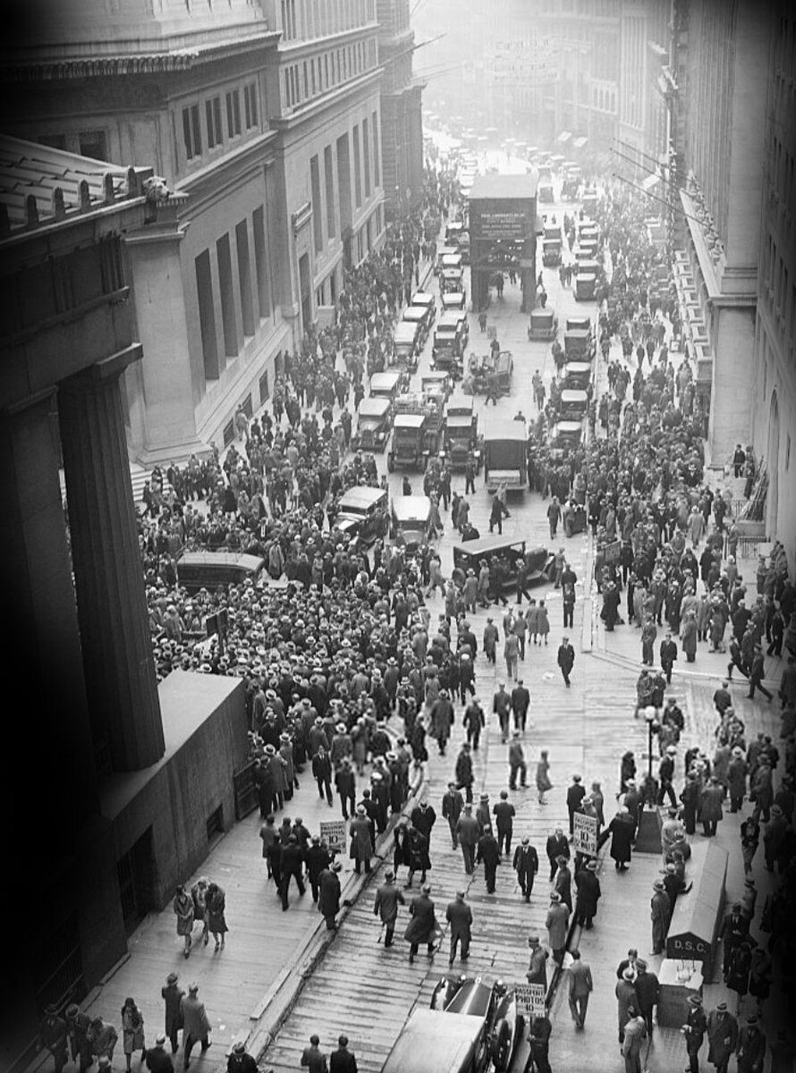 Толпы перед зданием биржи на Уолл-стрит