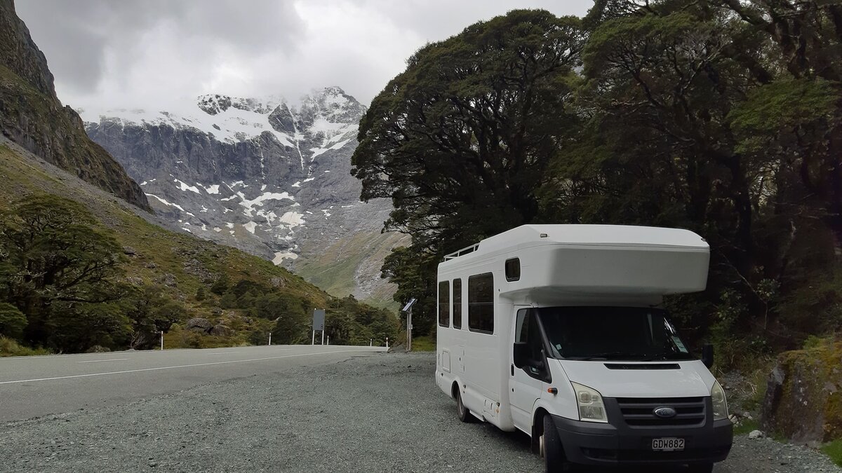 Красивое место и стены со всех сторон. Жаль только, машина не едет.