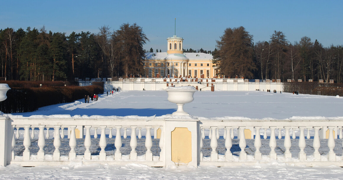 Источник: https://moskvichmag.ru/gorod/ohrannuyu-zonu-usadby-arhangelskoe-urezayut-dlya-zastrojki/