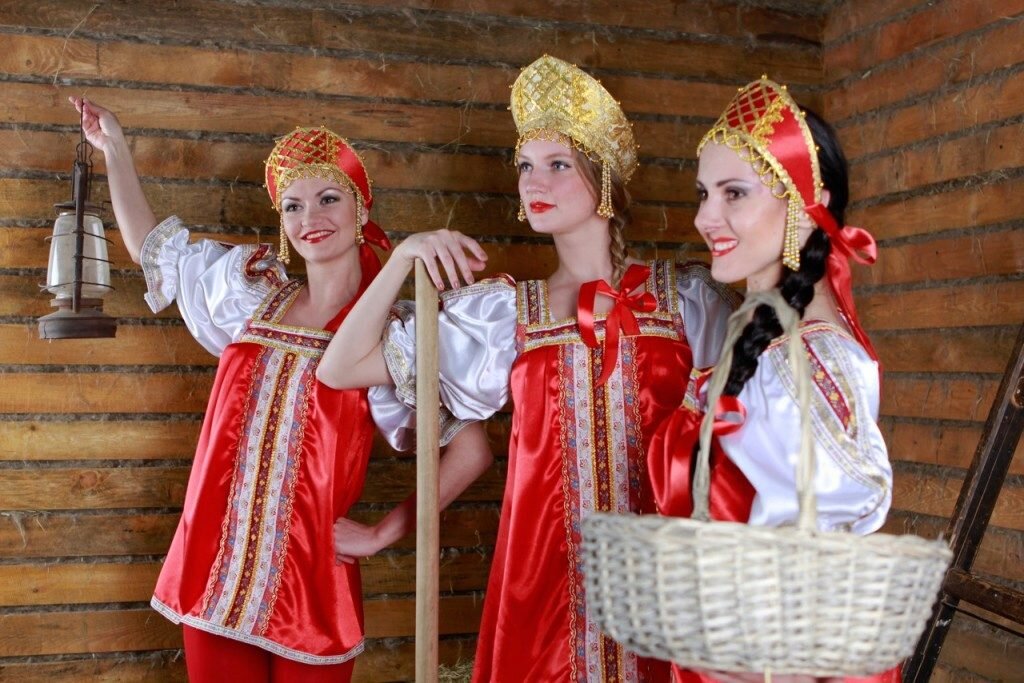 Демонстрация русских костюмов. фотография с просторов интернета.