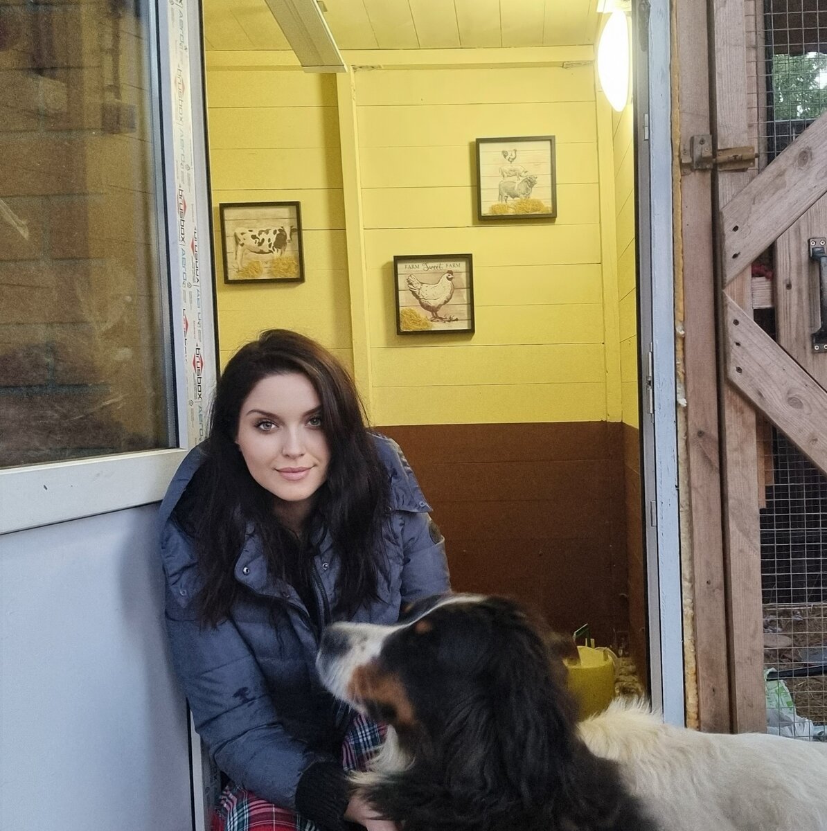 Автор блога на фоне курятника 