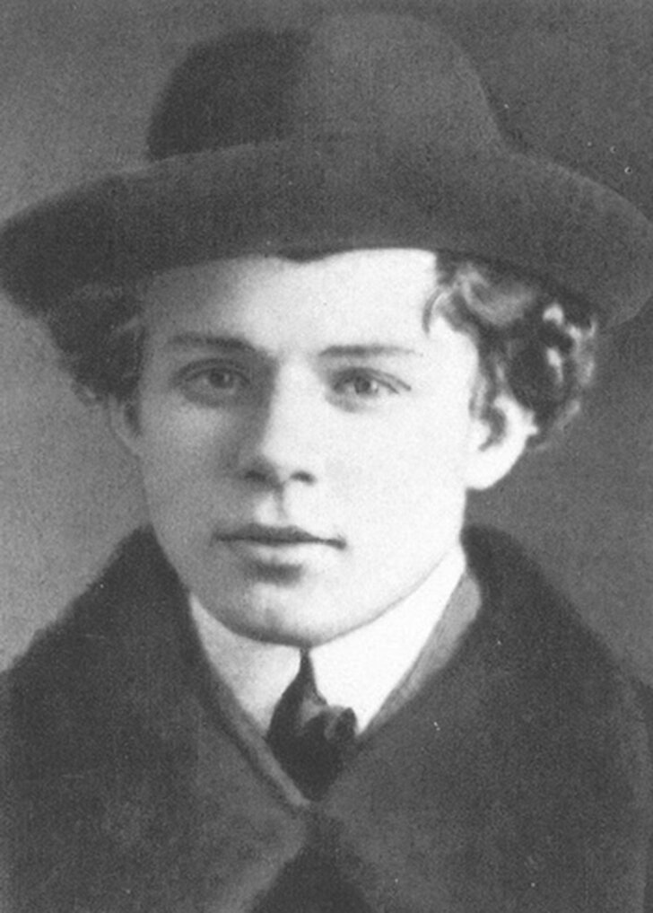 Молодой Сергей Есенин (источник - яндекс фото)