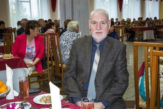 Обед в честь Дня пожилых людей. Санаторий "Янган-Тау" на Горящей горе. Фотография  из архива автора.