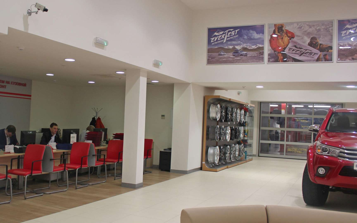 Абсолютно никого.