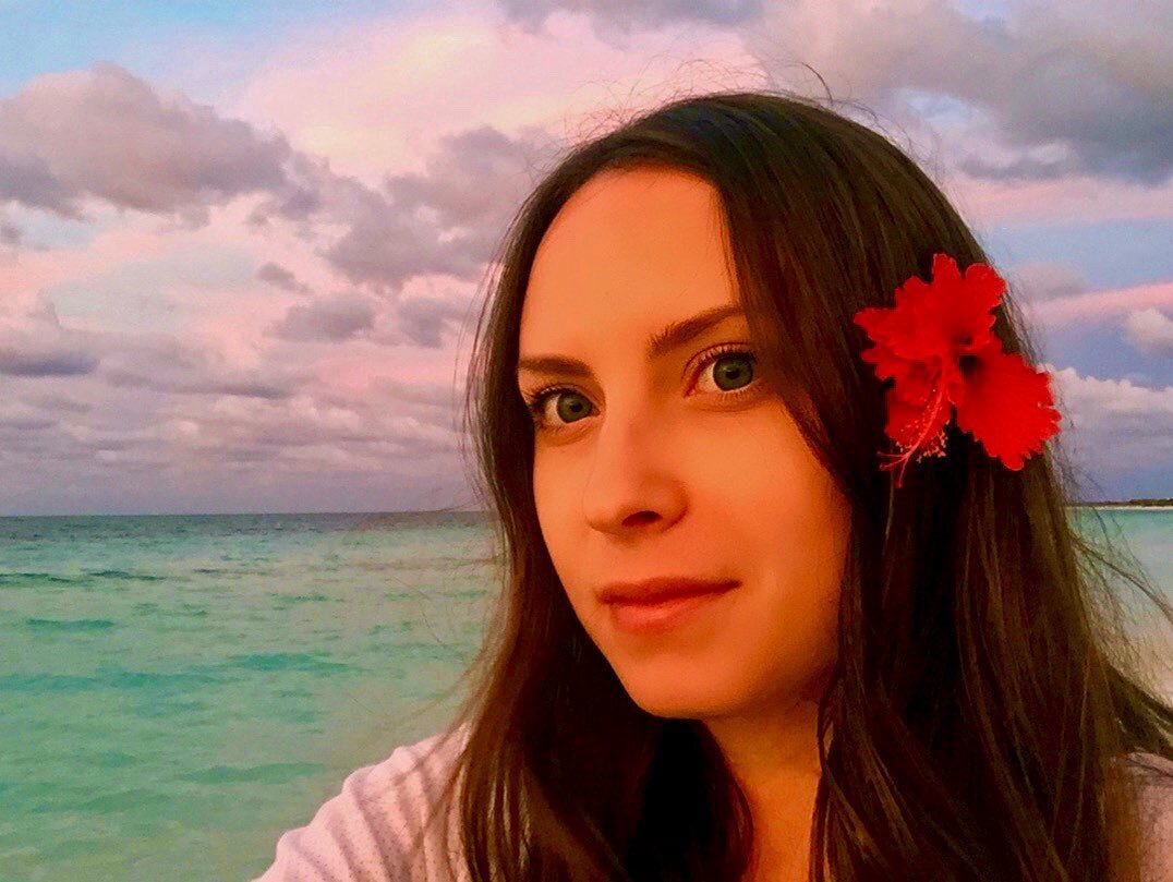 Очень весело и ярко. Так что, если вы устали от оливье и “Голубого огонька”, вам сюда. 
В новогоднюю ночь на улицах устраивают шествия и карнавалы. Много песен и танцев до утра.

🥻Встречать новый год по традиции нужно в нарядах желтого и красного цвета. Они символизируют на острове Свободы благополучие и удачу.

Елку тут, понятно, не наряжают. Вместо нее украшают пальму, кактус или хвойное дерево араукарию. 

Если вы хотите в новом году много путешествий, то нужно пройтись с чемоданом вокруг дома. На дно чемодана кладут монеты как символ богатства и процветания. Кубинцы действительно так делают - проверено.

Перед полуночью открывают в доме все двери, провожая старый год и с радушно встречая новый.

Есть ли в тропиках Дед Мороз или Санта? Нет. Но вместо них сразу 3 новогодних волшебника: Гаспар, Мельхиор и Бальтасар. Они исполняют желания, которые загадывают кубинцы на Новый год, и приносят подарки детям. На Кубе волшебников называют королями, а сам Новый год - Днем королей. 

В 00:00 все кубинцы берут виноградины, и под каждый из ударов часов стараются съесть по ягоде и загадать желание. Эта традиция пришла на остров с испанскими колонизаторами. Некоторые даже подсчитывают, сколько съели кислых ягод, а сколько - сладких. Кислые предвещают неудачные месяцы в году. Сладкие - хорошие.

 А что на столе? Главные праздничные блюда - жареный поросенок, запеченная индейка, курица, свинина. На гарнир - черные бобы, кукуруза, тушеные овощи, рис и жареные бананы. На десерт - пироги с кокосом, гуавой, тыквой и апельсинами, банановые пудинги. Алкоголь, естественно, ром. Особенно коктейли с фруктовым соком на его основе. 

Желаю веселого Нового года, где бы вы его не встречали!