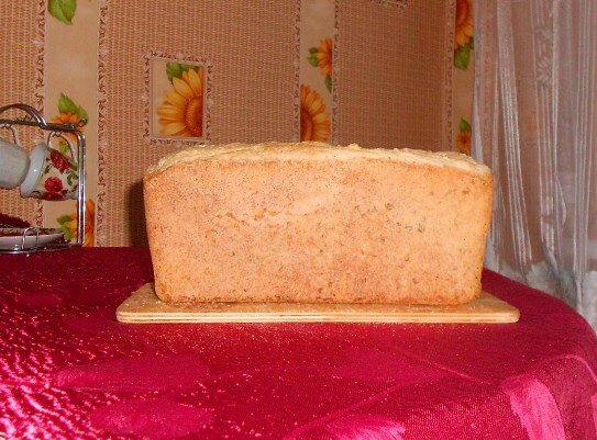 Вдохновившись прабабушкиными подвигами и прибавив к этому заботу о здоровье семьи (уже много было сказано о вреде промышленных дрожжей) я стала печь хлеб дома. Самым сложным в этом процессе будет выращивание закваски. Однако создав ее один раз, потом надо не забывать ее подкармливать. Но об этом в другой раз, а сейчас приступим к выпечке хлебушка. Причем делать его мы будем без опары. Вес готового изделия 1 кг.