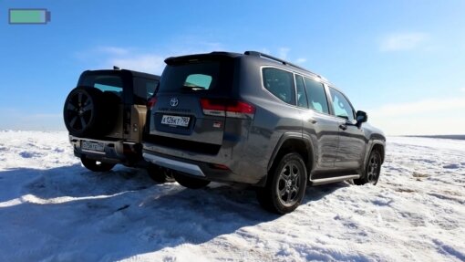 Toyota Land Cruiser 300 и Land Rover Defender, освежимся на талом заснеженном поле.